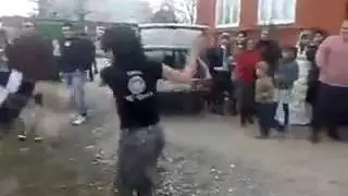 Go'zal qiz raqsga tushaman deb sirpanib ketdi