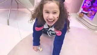 Valentina finge ter uma irmã bebê ★ !