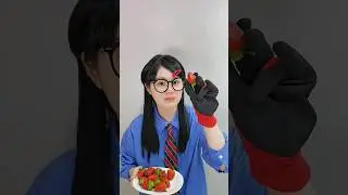 언니가 못 먹게 하는 법😂🍓How to stop him from eating #funny #shorts