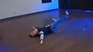 Kreekcraft falls over 💀