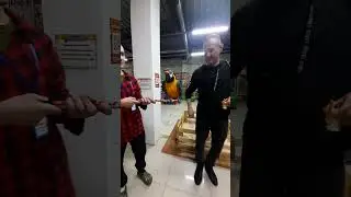 Что делать с попугаем?))  
