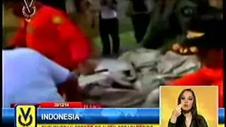 Autoridades encuentran restos del avión desaparecido de AirAsia y recuperan 40 cuerpos