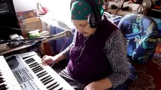 Бабушка поет классно