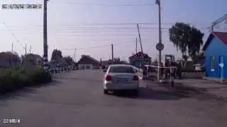 Дебил-торопыга на ЖД переезде в Зубчаниновке г. Самара