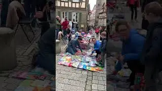 Блошиный рынок в Германии. Дети продают свои старые игрушки 🙂 