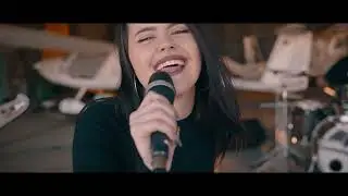 LA DESBANDADA ft. Laurence "Te Merecías Más" (Videoclip)