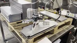 TM Robot обрабатывает металлические листы на станке ЧПУ