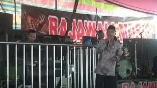 DERITA DI BALIK TAWA 