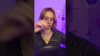 Как мама кладёт еду на сковороду и я