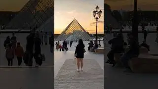 Violinist playing at the Louvre pyramid ❤️ 