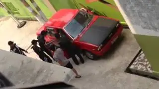 Menolong anak kecil main di mobil