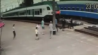 Чуть не сбил поезд