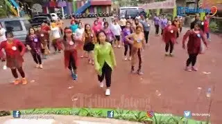 Peringati Hari Kartini, Ibu-Ibu Cantik Senam Pakai Kebaya