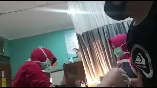 Detik-detik perjuangan ibu melahirkan anak, suami gemetaran gak karuan disampingmya