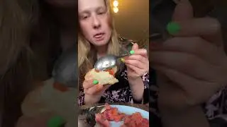 Мукбанг: лосось и икра