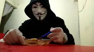 Comendo macarrão estragado