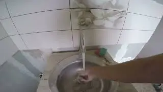 Начал  монтаж  каналии  и водопровода  в  ванной