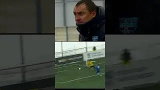 Эмоциональная реакция тренера на забитый мяч. 