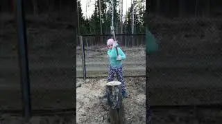 Милана колет дрова