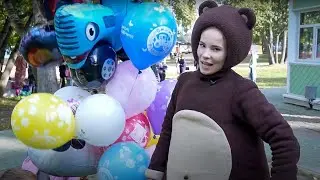 Маленькая Вера - Медведь и дядя Фёдор распаковывают подарки