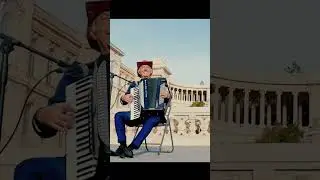 Le maestro fait de l’accordéon devant le palais longchamp de Marseille