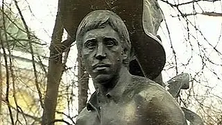 На ваганьковском  встречает нас Высоцкий