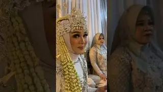 Senyuman Pengantin Cantik Berjilbab memberikan kode
