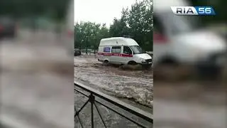 В Оренбурге после ливня затопило проспект Дзержинского