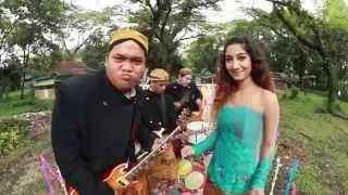 Fisip Meraung feat. Safina Nadisa (Jungkat-Jungkit) -  Setrong (Official Video Clip)