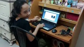 Tasya belajar menggunakan laptop buat memegang akun youtube ku