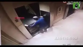 Грузчик улетел в шахту лифта | Весёлая Утка