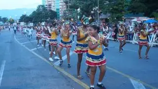 NIÑAS CUBANAS en comparsa de carnavales de Santiago de Cuba