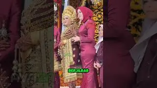Pengantin Wanita Berjilbab Menjadi Pusat Perhatian