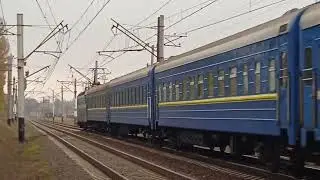 Електровоз ЧС2-426 прямує перегоном з поїздом.