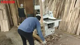 Процесс продольного пиления доски, обрезка кромки. Круглопильный станок с автоподачей QUADRO MJ 153i
