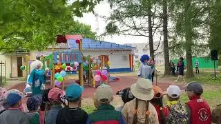 Подарок губернатора Рамешковской детворе. Открытие игровой площадки у библиотеки.