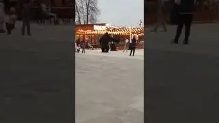 Снежный человек был замечен в парке г.Орехово-Зуево танцующим с детьми. Йети танцует в парке.