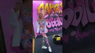 Анна Калашникова в стильном образе на премьере «Саня, газуй! Новый поворот» 💗 Как вам такой стиль?
