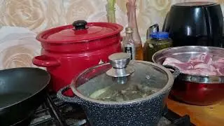 Готовлю разные фарши и ножки для холодца.