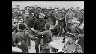 Советские солдаты танцуют русскую 