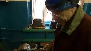 Зажигаем  дугу и держим дугу во время сварки.We light the arc and keep the arc welding time .