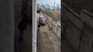 Голый мужик пляшет на крыше машины 