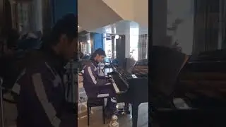 piyano çalan getir elemanı 