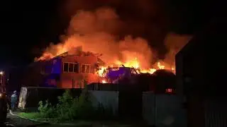 На западе Тамбова ночью сгорел частный дом с гаражами и постройками