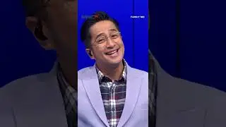 POSE APA? Yang Orang Utan Lakukan Saat Foto Bareng Pengunjung 