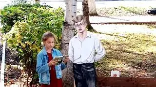 Девочка читает стихи Есенина