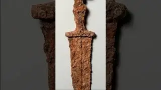 Нашли кинжал прямо в трещине скалы... 