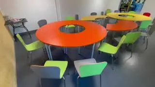 Bunte Kantinenstühle und runde Kantinentische für Schulen, Kantinen