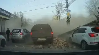 В центре Саратова аварийный дом рухнул прямо на проезжую часть, чудом не забрав никого на тот свет