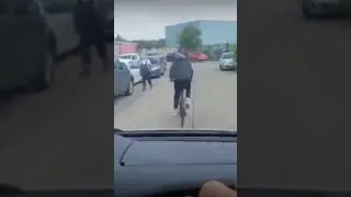 Велосипедист врезался в машину. Водитель от Бога. Велосипедист обогнал всех. 
